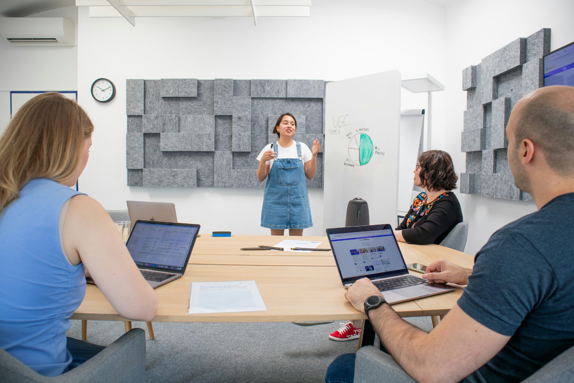 Équipe réunie autour d'un tableau blanc dans une startup