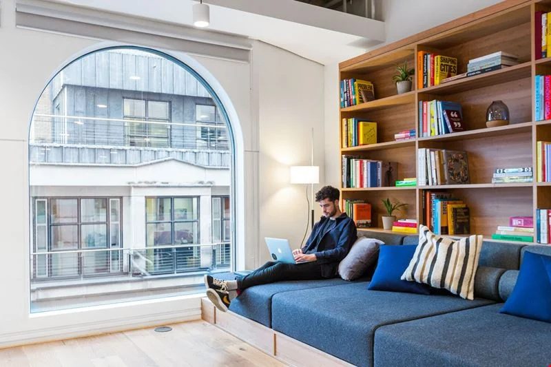 Coin lecture avec canapé et bibliothèque