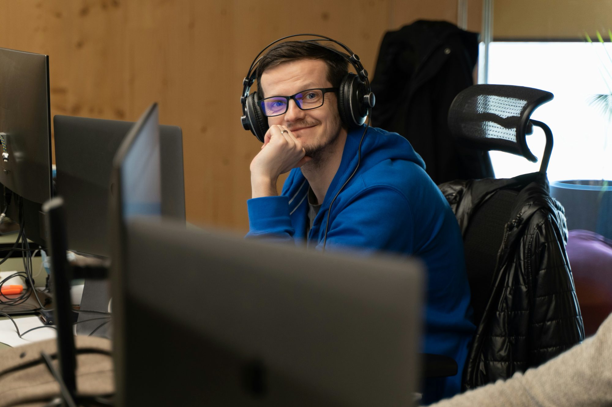 Développeur avec casque audio à son poste de travail
