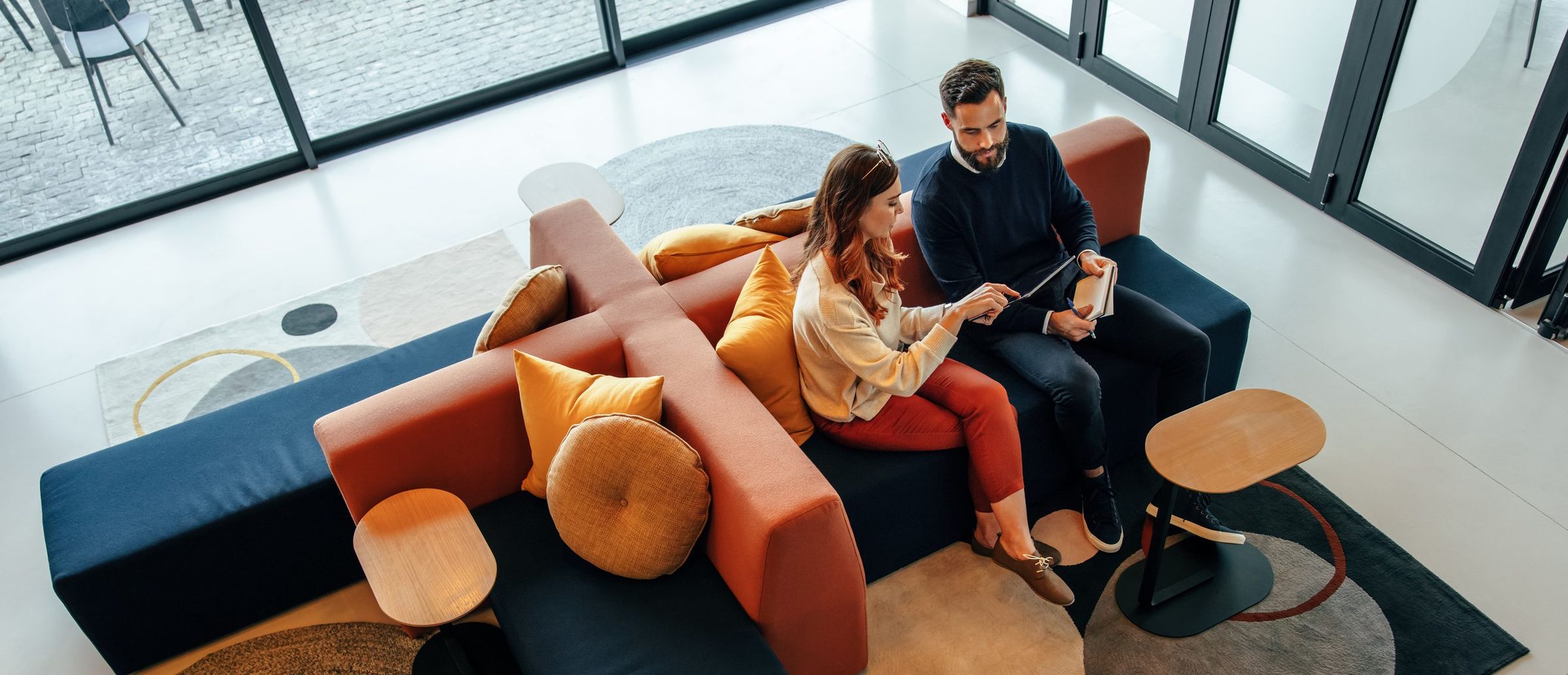 Échange sur un canapé dans des bureaux, vue en plongée