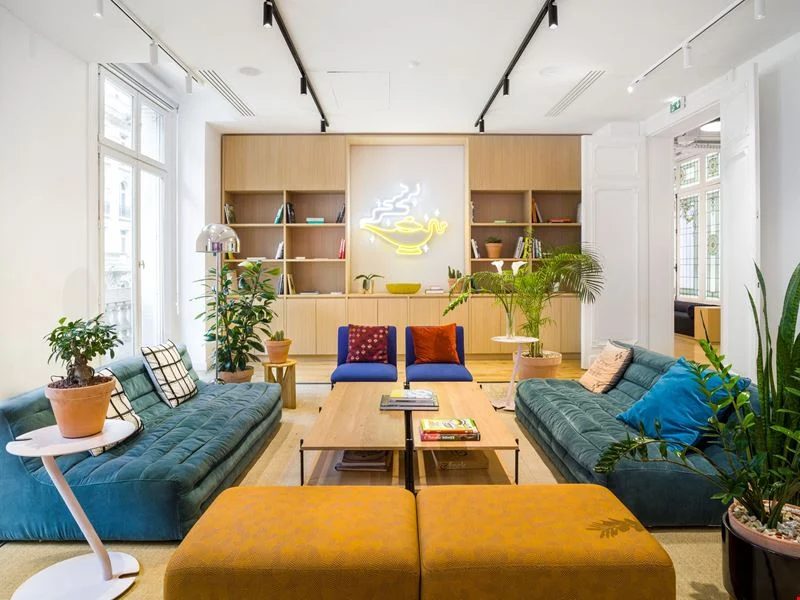 Lounge aux canapés bleus et néon décoratif